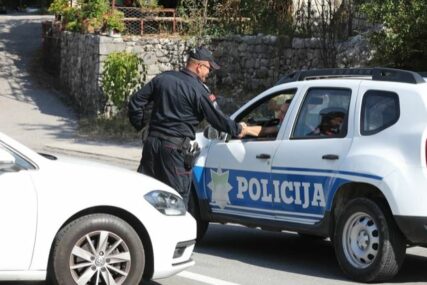 Cetinjanin uhapšen zbog napada na policajca: Tokom pretresa stana pronađena lovačka puška