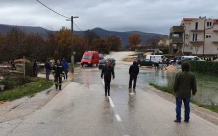 Obilne padavine napravile haos u Hrvatskoj: Jedna opština pod vodom, dio stanovništva evakuisan