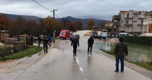 Obilne padavine napravile haos u Hrvatskoj: Jedna opština pod vodom, dio stanovništva evakuisan