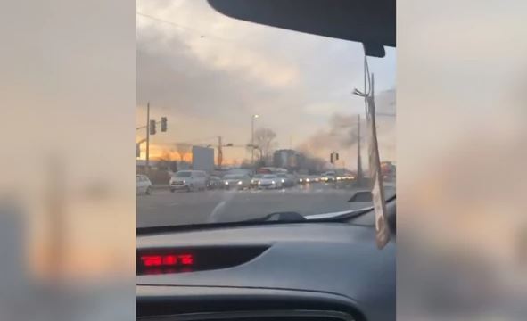 POŽAR KOD TRŽNOG CENTRA Buktinju gasi 19 vatrogasaca, gust dim nad Beogradom (VIDEO)