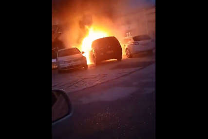 Požar u Sarajevu: Izgorio jedan automobil, napravljena šteta na još dva vozila (VIDEO)