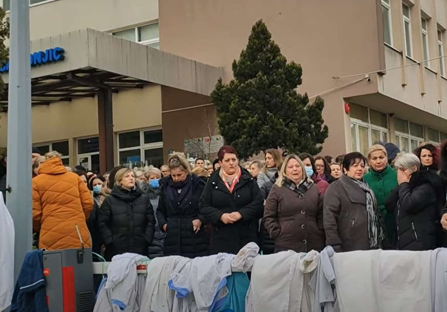 PROTEST U KONJICU Zdravstveni radnici skinuli bijele mantile i prestali s radom (VIDEO)