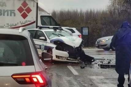 KARAMBOL NA PUTU U sudaru učestvovalo i policijsko vozilo, povrijeđene tri osobe