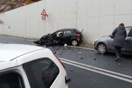 JEZIV UDES Dvije osobe povrijeđene u sudaru dva automobila, vatrogasci izvlačili vozača iz olupine