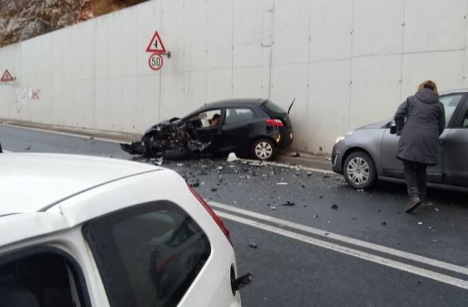 JEZIV UDES Dvije osobe povrijeđene u sudaru dva automobila, vatrogasci izvlačili vozača iz olupine