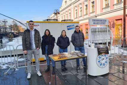 "SLATKI BAZAR" Prodajom kolača studenti prikupljali novac za paketiće djeci iz siromašnih porodica