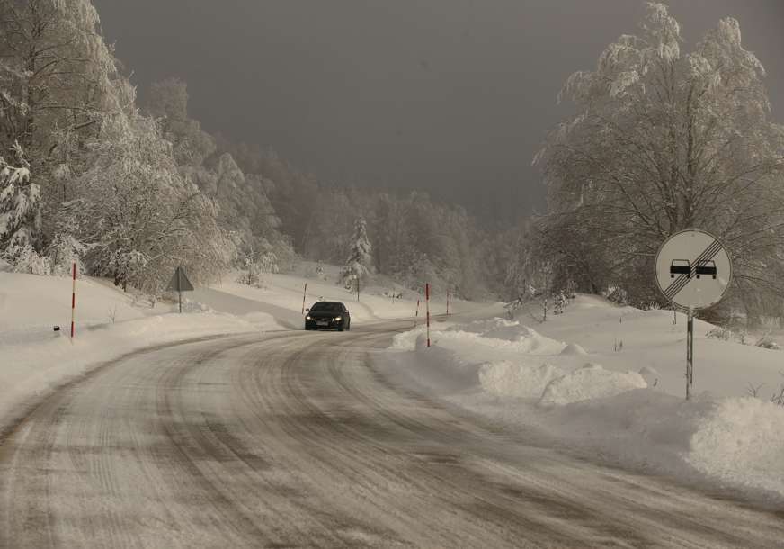 Snijeg okovao Gacko: Visina snijega 70 centimetara, sela odsječena
