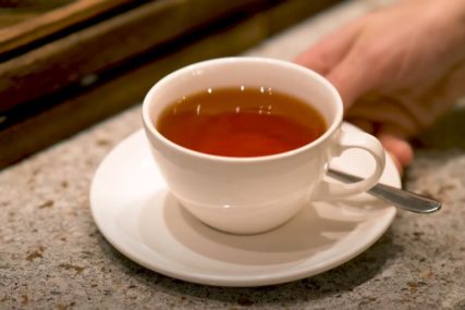 Dobro ga je piti i ljeti: Ovo je 5 razloga zašto treba konzumirati čaj u vrelim danima