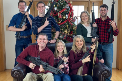 Neviđeni skandal: Nakon masakra u školi američki kongresmen objavio porodičnu fotografiju s oružjem u rukama