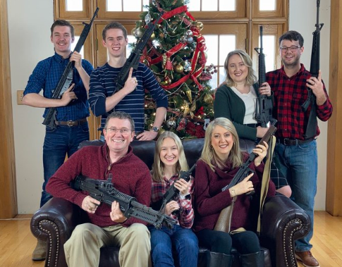 Neviđeni skandal: Nakon masakra u školi američki kongresmen objavio porodičnu fotografiju s oružjem u rukama