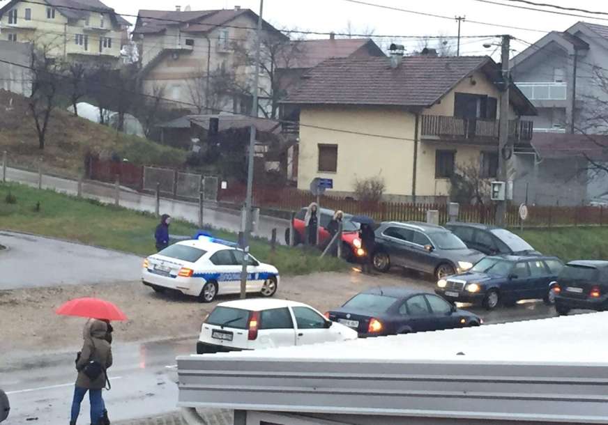 KARAMBOL U BANJALUCI U saobraćajnoj nesreći učestvovala četiri vozila (FOTO)