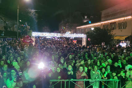 Otvoren Zimski grad Modriča: Građani uživali u koncertma, ukrašeni štandovi privlače prolaznike (FOTO)
