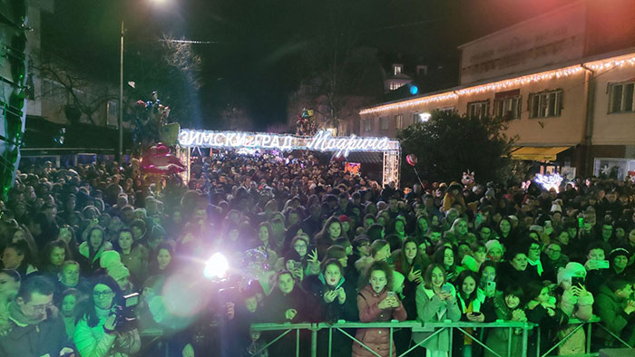 Otvoren Zimski grad Modriča: Građani uživali u koncertma, ukrašeni štandovi privlače prolaznike (FOTO)