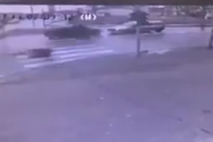STRAVIČAN SNIMAK Automobil pokosio djevojku na pješačkom prelazu, pa je bacio na druga kola (VIDEO)
