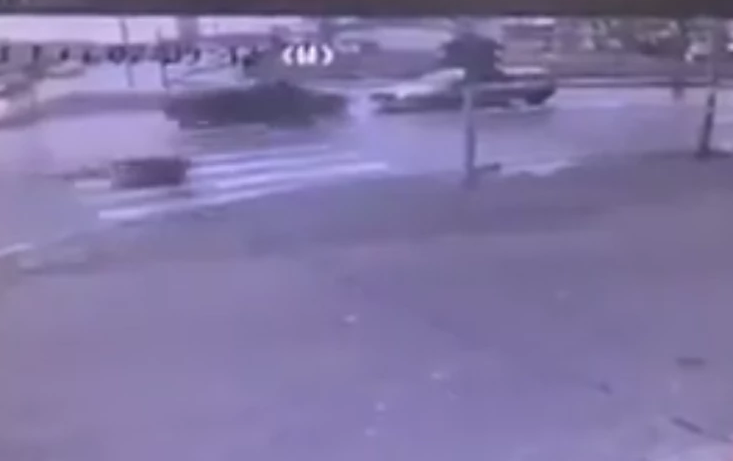 STRAVIČAN SNIMAK Automobil pokosio djevojku na pješačkom prelazu, pa je bacio na druga kola (VIDEO)
