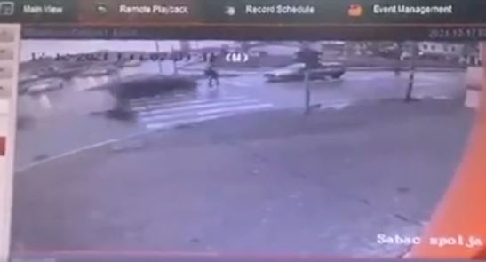 JEZIVA NESREĆA Policajka (25) pod punim gasom pokosila djevojku na pješačkom prelazu, pa zaradila krivičnu prijavu (UZNEMIRUJUĆI VIDEO)