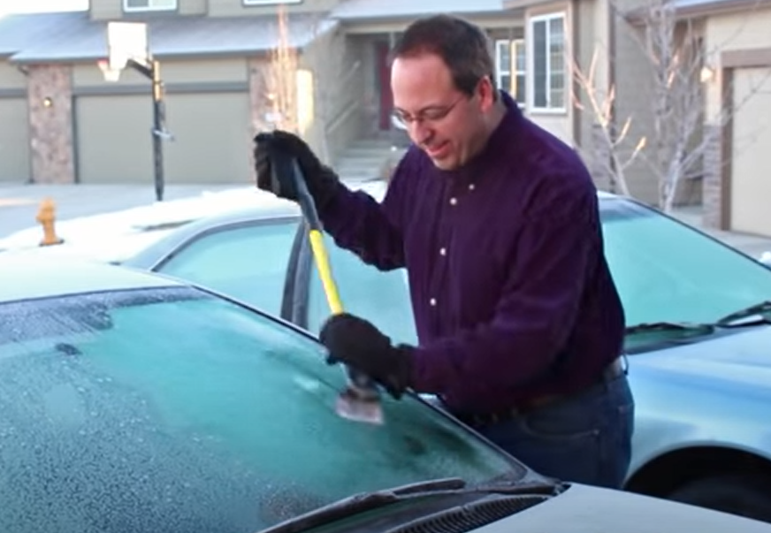 SAVJET ZLATA VRIJEDAN Kako odlediti stakla na autu bez da ih grebete (VIDEO)