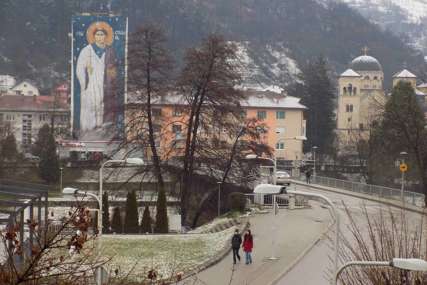 Nastavljena tradicija povodom Dana Republike Srpske: Na zgradi u Foči postavljena velika freska Svetog Stefana (FOTO)
