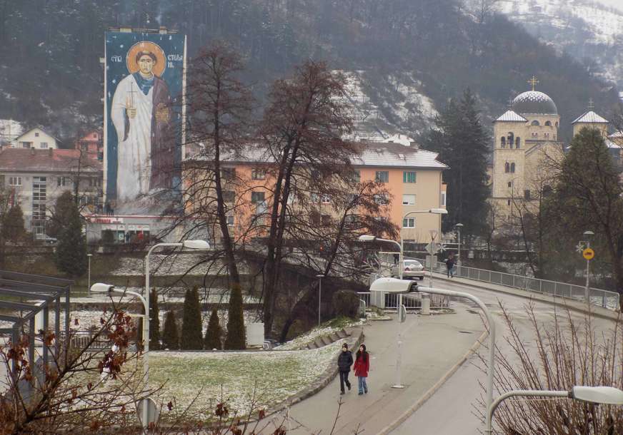 Nastavljena tradicija povodom Dana Republike Srpske: Na zgradi u Foči postavljena velika freska Svetog Stefana (FOTO)