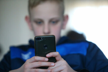 "Digitalna cucla" Evo šta kažu stručnjaci o pretjeranoj upotrebi mobilnih telefona kod djece