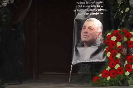 "Tužna je naša ulica otkad nisi tu" Posljednji oproštaj od legendarnog Akija Rahimovskog, najbliži skrhani bolom (VIDEO)