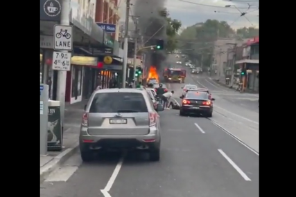 Muškarac u Australiji se zapalio i uzvikivao parole protiv mjera uvedenih zbog korone (UZNEMIRUJUĆI VIDEO)
