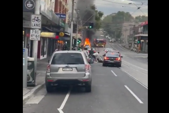 Muškarac u Australiji se zapalio i uzvikivao parole protiv mjera uvedenih zbog korone (UZNEMIRUJUĆI VIDEO)