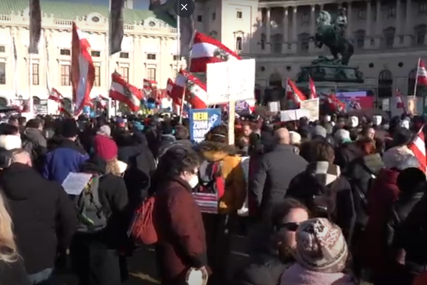 Hiljade Austrijanaca na ulicama: Protesti u Beču protiv obavezne vakcinacije (VIDEO)