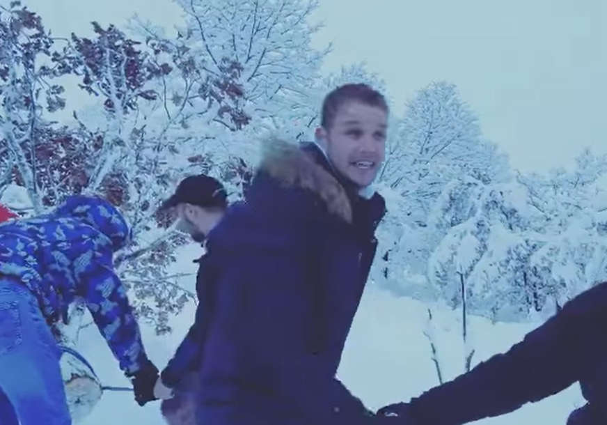 "AJMO LJUDI!" Stanivuković kroz duboki snijeg izvlačio veliki Badnjak (VIDEO)