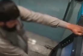 Šta sve može ljudima da padne na pamet: Zaglavila mu se kartica u bankomatu, a onda je stvar uzeo u svoje ruke (VIDEO)