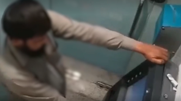 Šta sve može ljudima da padne na pamet: Zaglavila mu se kartica u bankomatu, a onda je stvar uzeo u svoje ruke (VIDEO)