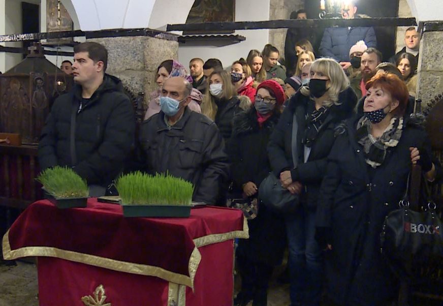 Na Baščaršiji se okupili vjernici: U crkvi Svetih arhangela Mihaila i Gavrila tradicionalno obavljeno osveštanje i nalaganje badnjaka