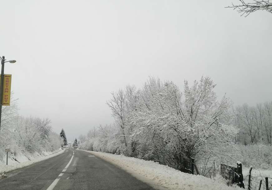 VOZAČI, VOZITE OPREZNO Snijeg i poledica na kolovozu u višim predjelima otežavaju saobraćaj