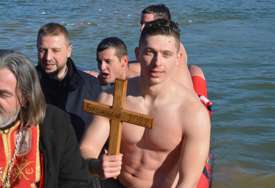 BOGOJAVLJENSKO PLIVANJE NA MAJEVICI Stefan Đokić prvi doplivao do Časnog krsta (FOTO,VIDEO)