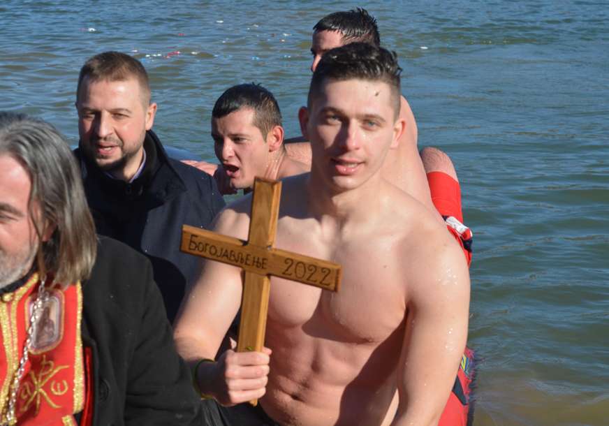 BOGOJAVLJENSKO PLIVANJE NA MAJEVICI Stefan Đokić prvi doplivao do Časnog krsta (FOTO,VIDEO)