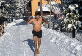 "Deset godina nisam bio kod ljekara, ne znam šta je grip" Čim zima stigne na Taru, Borislav se skida i trči po snijegu (VIDEO)