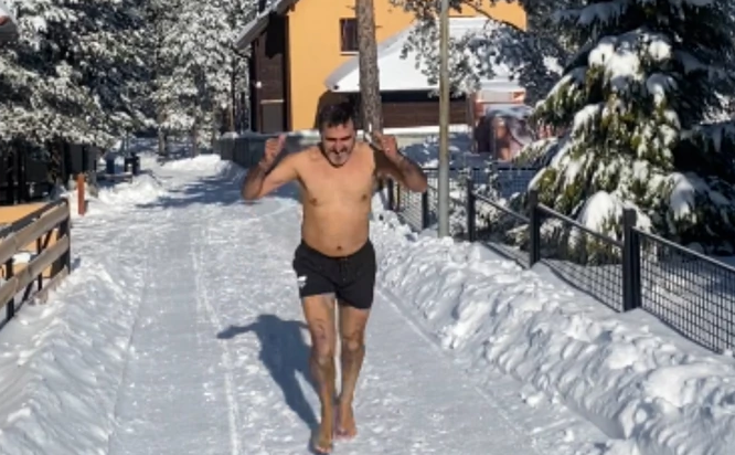 "Deset godina nisam bio kod ljekara, ne znam šta je grip" Čim zima stigne na Taru, Borislav se skida i trči po snijegu (VIDEO)