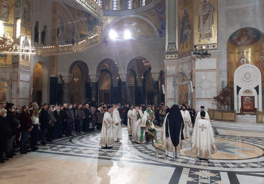 BEZ LOMLJENJA ČESNICE U Hramu Svetog Save održana jutarnja Božićna liturgija