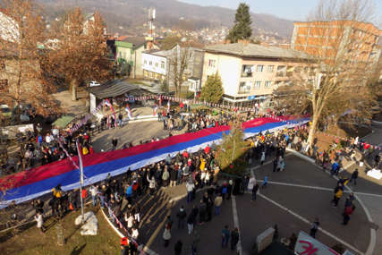 Zastava duža od 100 metara razvijena na trgu: Svečano za Dan Republike Srpske u Bratuncu (FOTO)