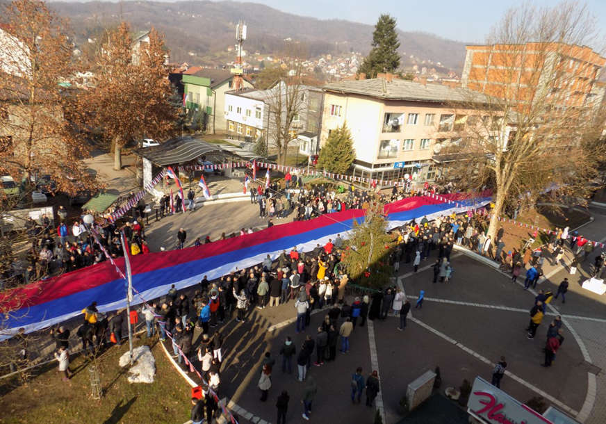 Zastava duža od 100 metara razvijena na trgu: Svečano za Dan Republike Srpske u Bratuncu (FOTO)