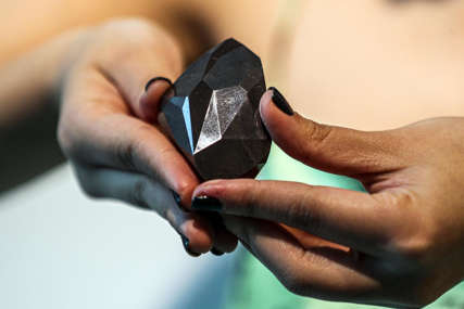 "ENIGMA" OD 555,55 KARATA Pred aukciju predstavljen rijedak crni dijamant (FOTO)