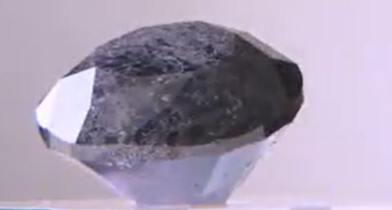 OZNAČAVA SNAGU I ZAŠTITU Prikazan crni dijamant koji ima 555,55 karata
