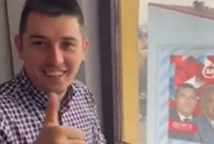 "SREĆAN DAN REPUBLIKE" Denis Šulić okačio zastavu Srpske na prozor (VIDEO)