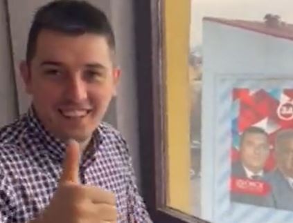 "SREĆAN DAN REPUBLIKE" Denis Šulić okačio zastavu Srpske na prozor (VIDEO)