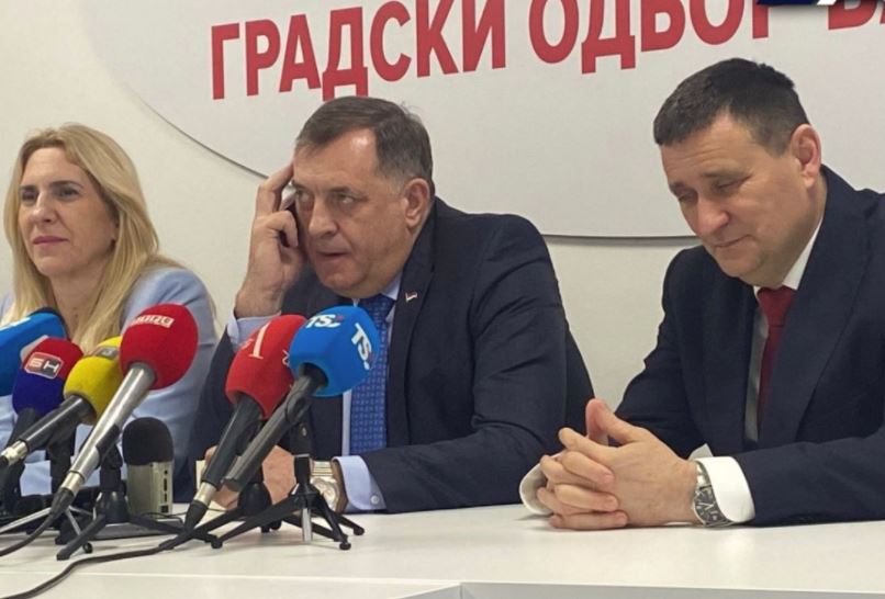 "Jes’ živ, sunce ti..?" Dodik se javio Čoviću i prekinuo pres konferenciju u Banjaluci (VIDEO)
