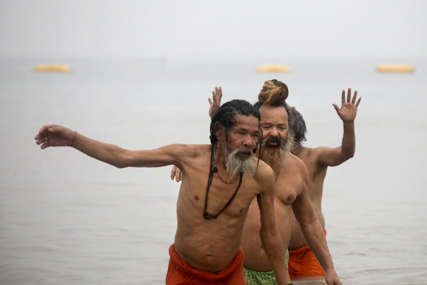 HINDUSI NE MARE ZA KORONU Stotine hiljada ljudi na ritualnom kupanju u Gangu (FOTO)