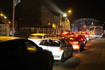 Velika gužva na graničnom prelazu Gradiška: Ko ima drugo rješenje, neka ovamo ne putuje (FOTO)