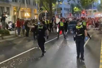 HAOS U MELBURNU Policija suzavcem rastjerala navijače (VIDEO)
