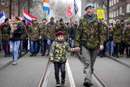 Holanđani nezadovoljni kovid mjerama: Hiljade ljudi danas u demonstracijama na ulicama Amsterdama (FOTO)