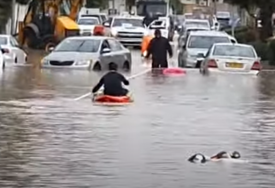POPLAVE U IZRAELU U Lodu 18.000 ljudi odsječeno od ostatka grada, vatrogasci spasili oca i sina čiji je auto odnijela voda (VIDEO)